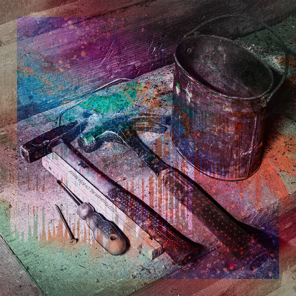 Outils de menuiserie sur une surface colorée, comprenant un marteau, une pince, un tournevis et un pot métallique.