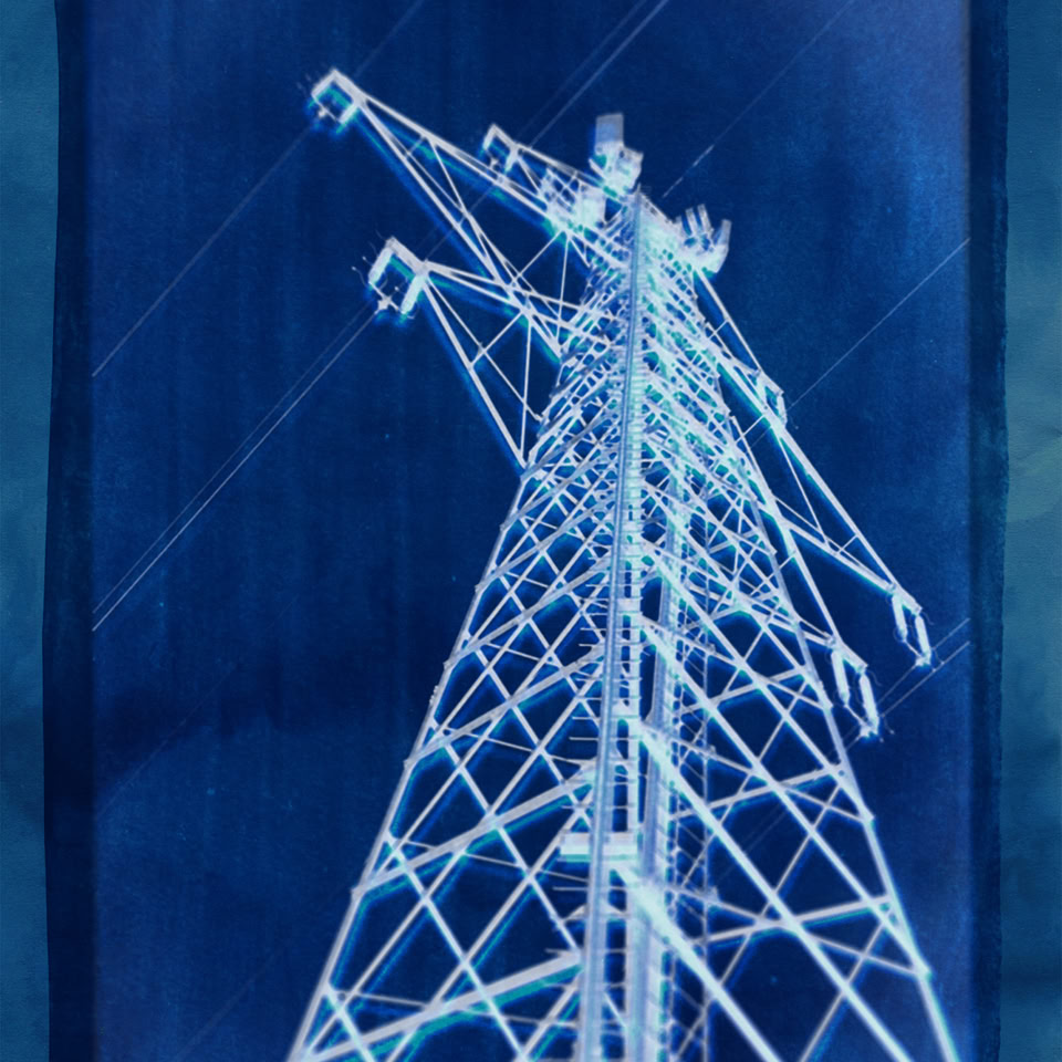 Illustration d'un pylône électrique sur fond bleu.