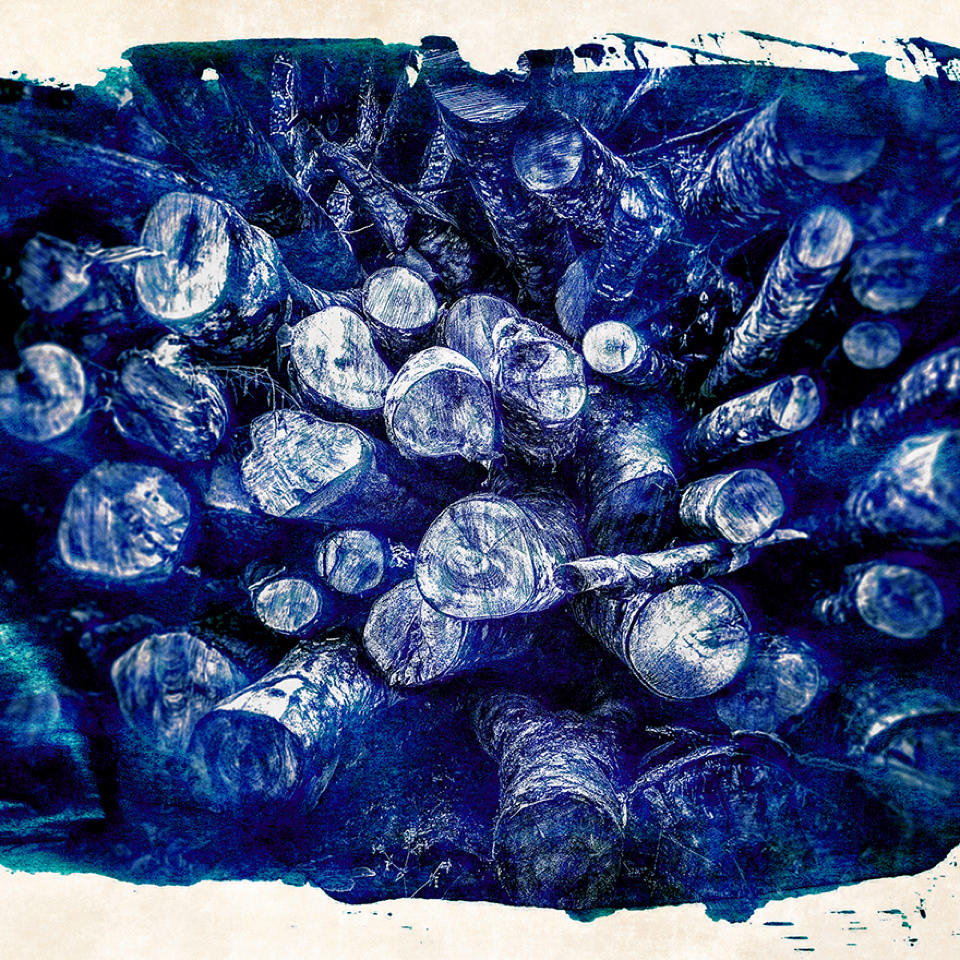 Image abstraite avec des formes circulaires et des motifs en bleu et blanc.